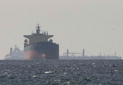 O Estreito de Ormuz &eacute; um ponto de estrangulamento vulner&aacute;vel, respons&aacute;vel por um quinto das exporta&ccedil;&otilde;es globais de petr&oacute;leo -  (crédito: BBC Geral)