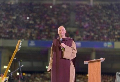 Frei Gilson na Arena Pernambuco durante a Quaresma da Madrugada, em Recife -  (crédito: Divulgação) -Frei Gilson na Arena Pernambuco durante a Quaresma da Madrugada, em Recife -  (crédito: Divulgação)