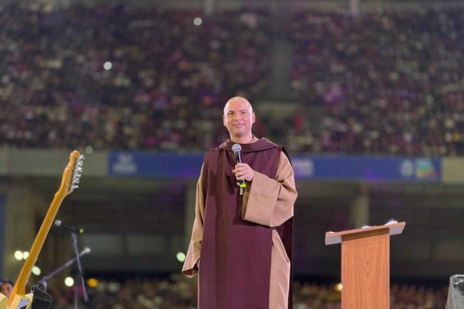 Frei Gilson na Arena Pernambuco durante a Quaresma da Madrugada, em Recife - (crédito: Divulgação) Frei Gilson na Arena Pernambuco durante a Quaresma da Madrugada, em Recife - (crédito: Divulgação)
