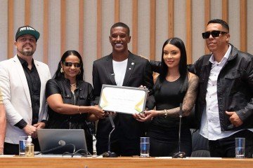 Titular da zaga do Vasco,Robert Renan celebra vitória fora de campo, durante cerimônia na CLDF -  (crédito:  Carlos Gandra/Agência CLDF)