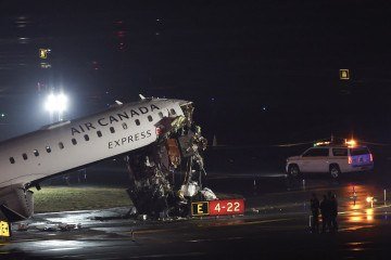 Um CRJ-900 da Air Canada Express permanece na pista após colidir com um caminhão de bombeiros da Autoridade Portuária no Aeroporto LaGuardia, em Nova York, em 23 de março de 2026
- (crédito: Angela Weiss/AFP) Um CRJ-900 da Air Canada Express permanece na pista após colidir com um caminhão de bombeiros da Autoridade Portuária no Aeroporto LaGuardia, em Nova York, em 23 de março de 2026
- (crédito: Angela Weiss/AFP)