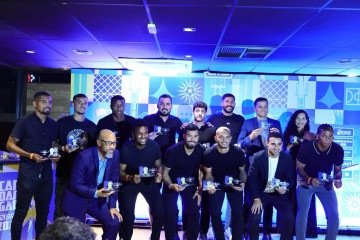 A seleção do campeonato e Luiz Carlos Souza, técnico da formação ideal da edição do Candangão 2026 -  (crédito: Luã Tomasson)