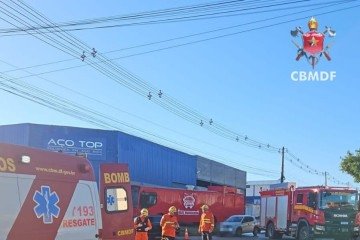 Carro e moto se envolveram em uma batida nesta segunda-feira (23/3), na QNO 20, Setor O, em Ceil&acirc;ndia -  (crédito: Divulga&ccedil;&atilde;o/CBMDF)