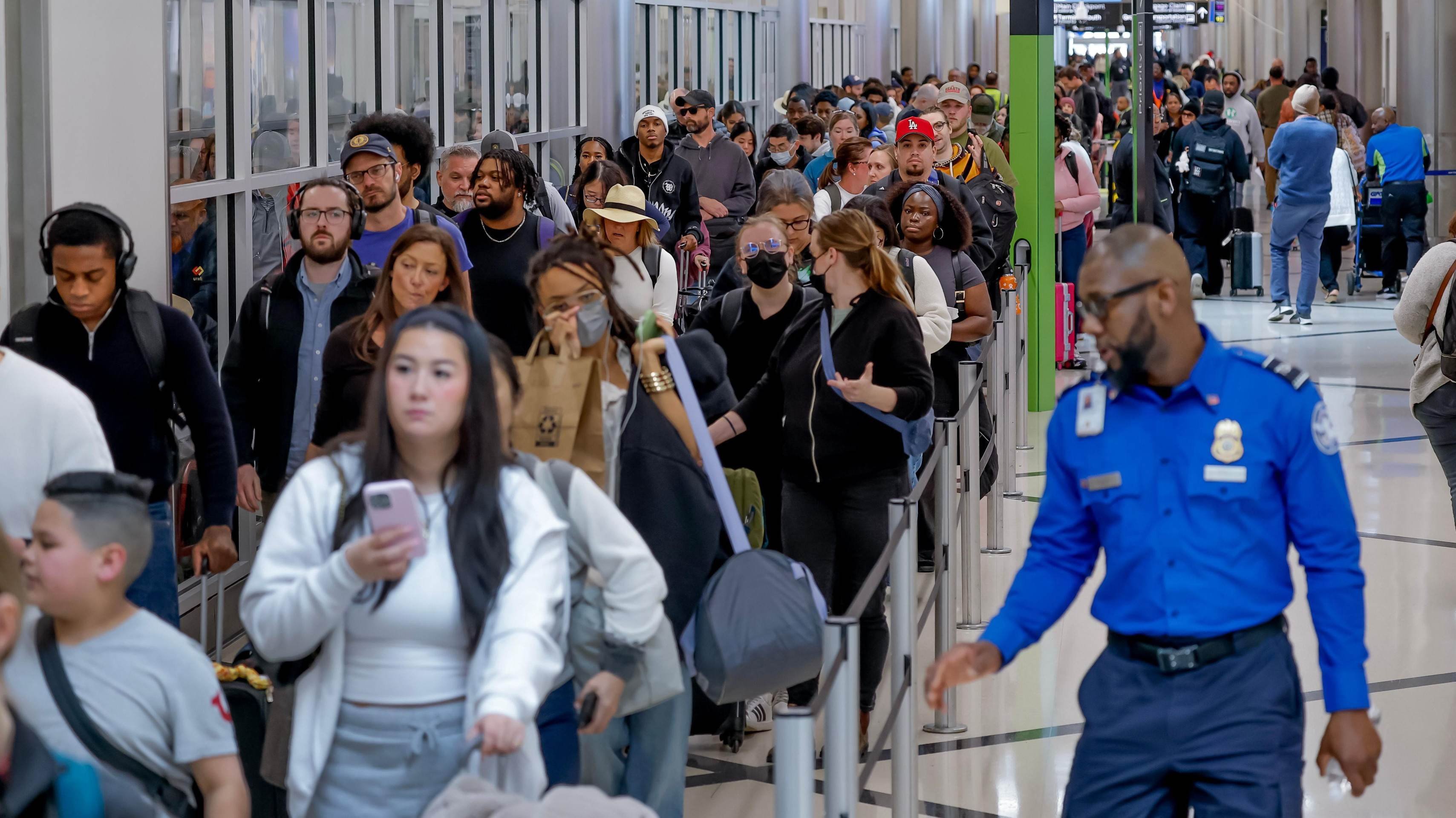 O aeroporto de La Guardia, em Nova York, está entre os mais afetados pela ausência de agentes da TSA - (crédito: Getty Images) O aeroporto de La Guardia, em Nova York, está entre os mais afetados pela ausência de agentes da TSA - (crédito: Getty Images)