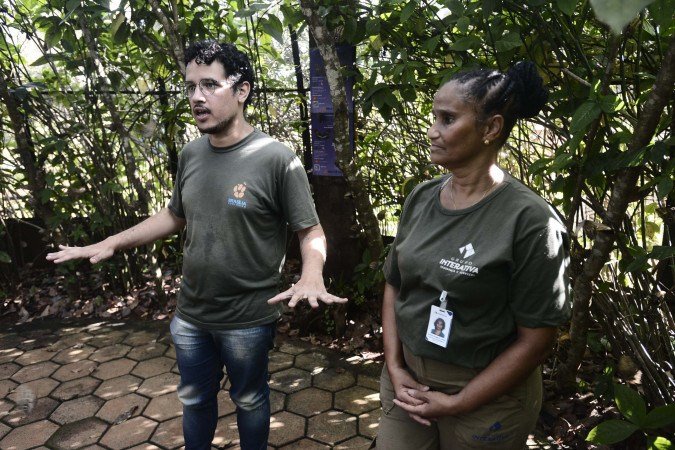 O bi&oacute;logo Renan de Sousa e a tratadora Gorete Le&atilde;o