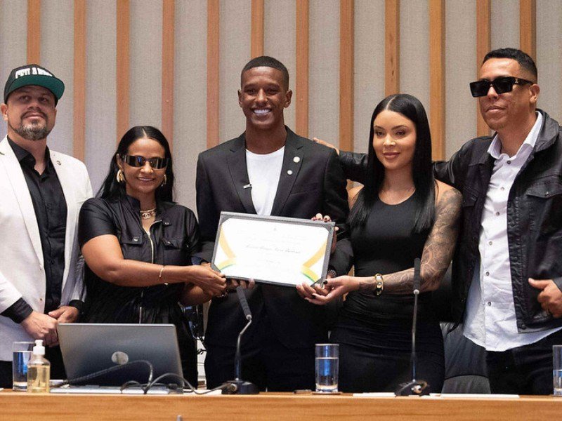 Titular da zaga do Vasco,Robert Renan celebra vitória fora de campo, durante cerimônia na CLDF -  (crédito:  Carlos Gandra/Agência CLDF)