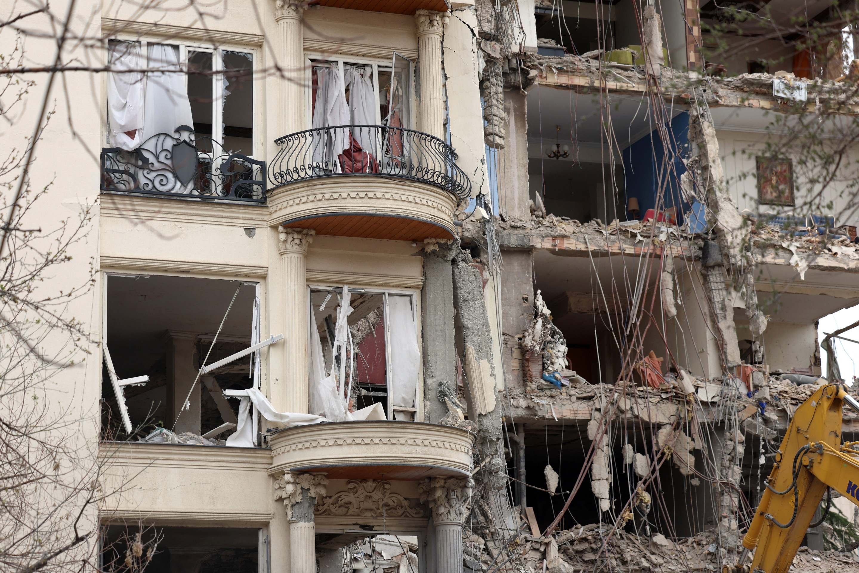 Fachada de prédio residencial danificado por bombardeio israelense na região norte de Teerã -  (crédito:  AFP)