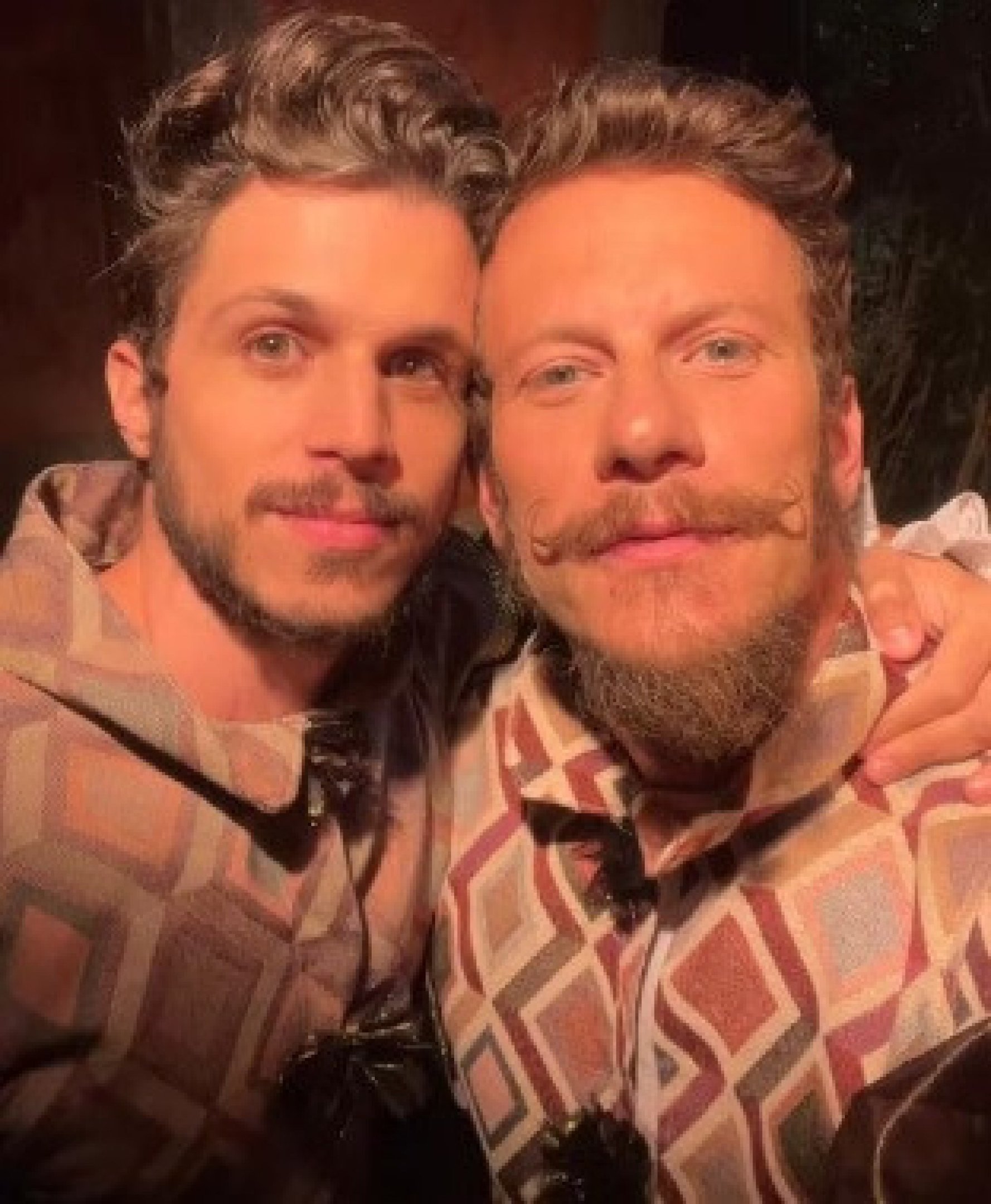 Jo&atilde;o Villa e Eduardo Pellizari: intimidade e representatividade