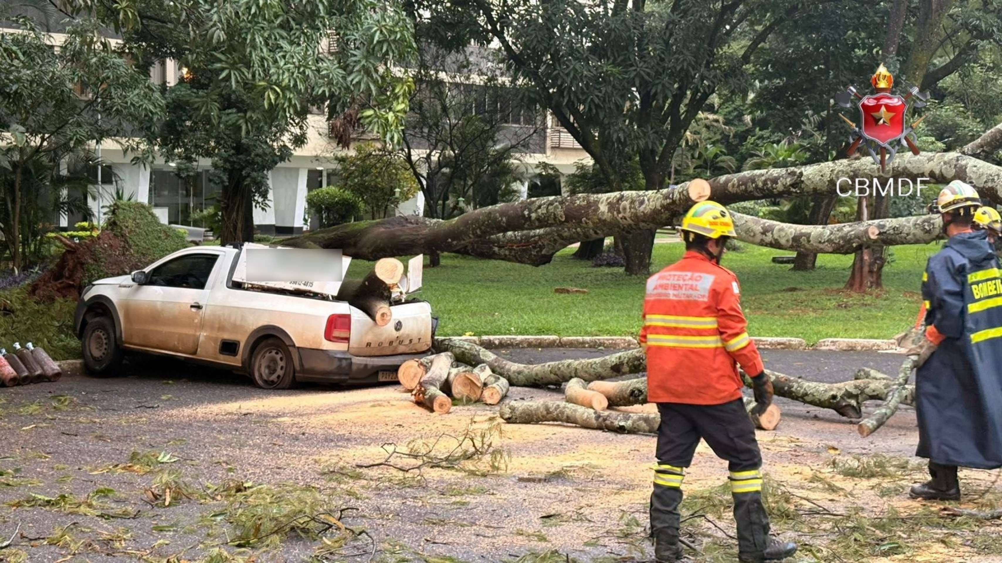 Chuvas intensas causam estragos no DF