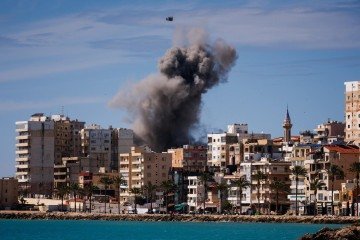 Prédio bombardeado em cidade costeira do Líbano: informações chegam em tempo real às telas dos jovens - (crédito: Dimitar Dilkoff/AFP) Prédio bombardeado em cidade costeira do Líbano: informações chegam em tempo real às telas dos jovens - (crédito: Dimitar Dilkoff/AFP)