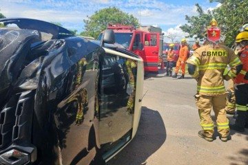 Um carro do modelo Renault Kwid tombou em Águas Claras -  (crédito: CBMDF)