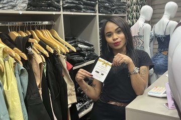 Verônica vende roupas a preços populares: 
'moda mais sofisticada' -  (crédito: Vit&oacute;ria Torres/CB)