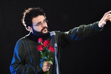 Alex Sanderson domina o palco no espetáculo Viva Renato! - Contando e cantando Renato Russo - (crédito: Divulgação ) Alex Sanderson domina o palco no espetáculo Viva Renato! - Contando e cantando Renato Russo - (crédito: Divulgação )