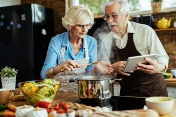 Casal na cozinha: preparar refeições engloba memória, atenção, linguagens e funções executivas -  (crédito: Freepik)