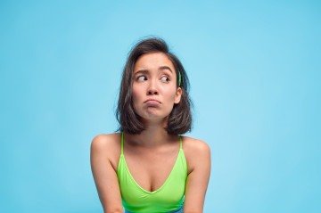 Thoughtful unhappy Asian woman sits on toilet bowl looks displeased aside keeps hands on knees poses in restoom pees or defecates reveals herself surrounded by hygiene products isolated over blue wall
- (crédito: Reprodução Freepik) Thoughtful unhappy Asian woman sits on toilet bowl looks displeased aside keeps hands on knees poses in restoom pees or defecates reveals herself surrounded by hygiene products isolated over blue wall
- (crédito: Reprodução Freepik)