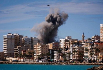 Prédio bombardeado em cidade costeira do Líbano: informações chegam em tempo real às telas dos jovens  -  (crédito: Dimitar Dilkoff/AFP)