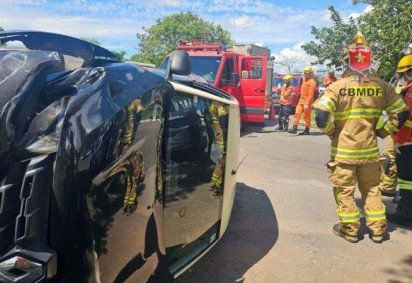 Um carro do modelo Renault Kwid tombou em Águas Claras -  (crédito: CBMDF) -Um carro do modelo Renault Kwid tombou em Águas Claras -  (crédito: CBMDF)