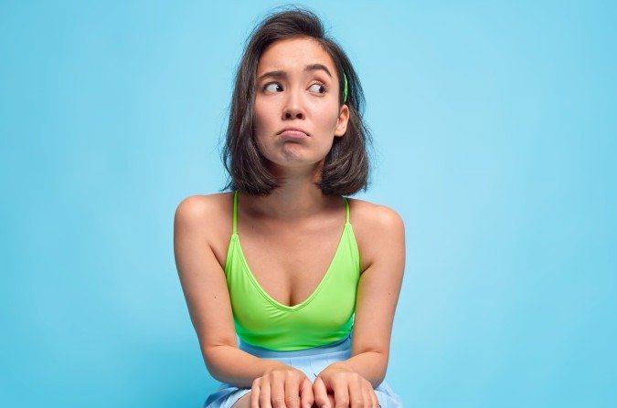 Thoughtful unhappy Asian woman sits on toilet bowl looks displeased aside keeps hands on knees poses in restoom pees or defecates reveals herself surrounded by hygiene products isolated over blue wall
- (crédito: Reprodução Freepik) Thoughtful unhappy Asian woman sits on toilet bowl looks displeased aside keeps hands on knees poses in restoom pees or defecates reveals herself surrounded by hygiene products isolated over blue wall
- (crédito: Reprodução Freepik)