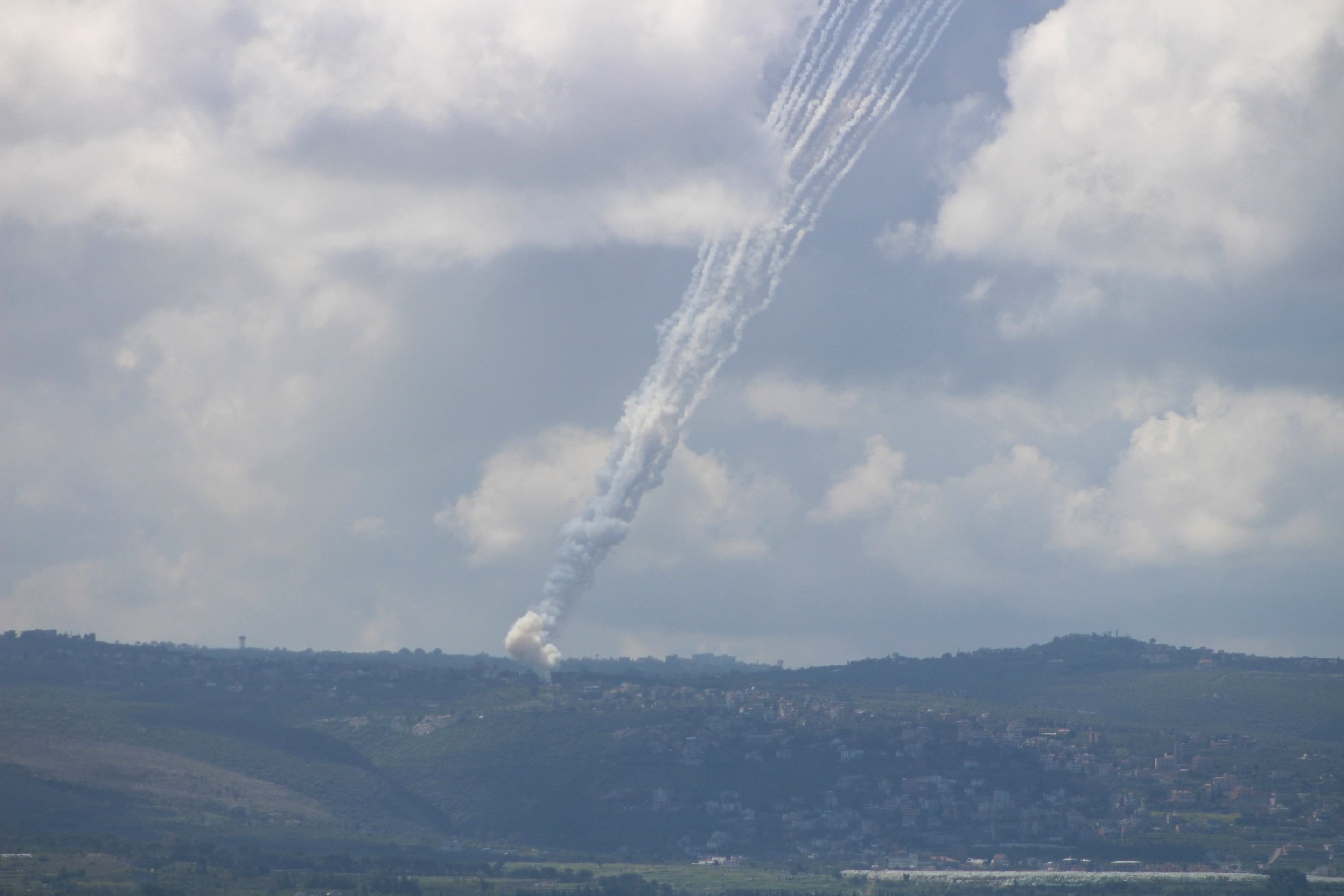 Foguetes disparados pelo Hezbollah em dire&ccedil;&atilde;o a Israel, a partir de colinas ao sul de Tiro