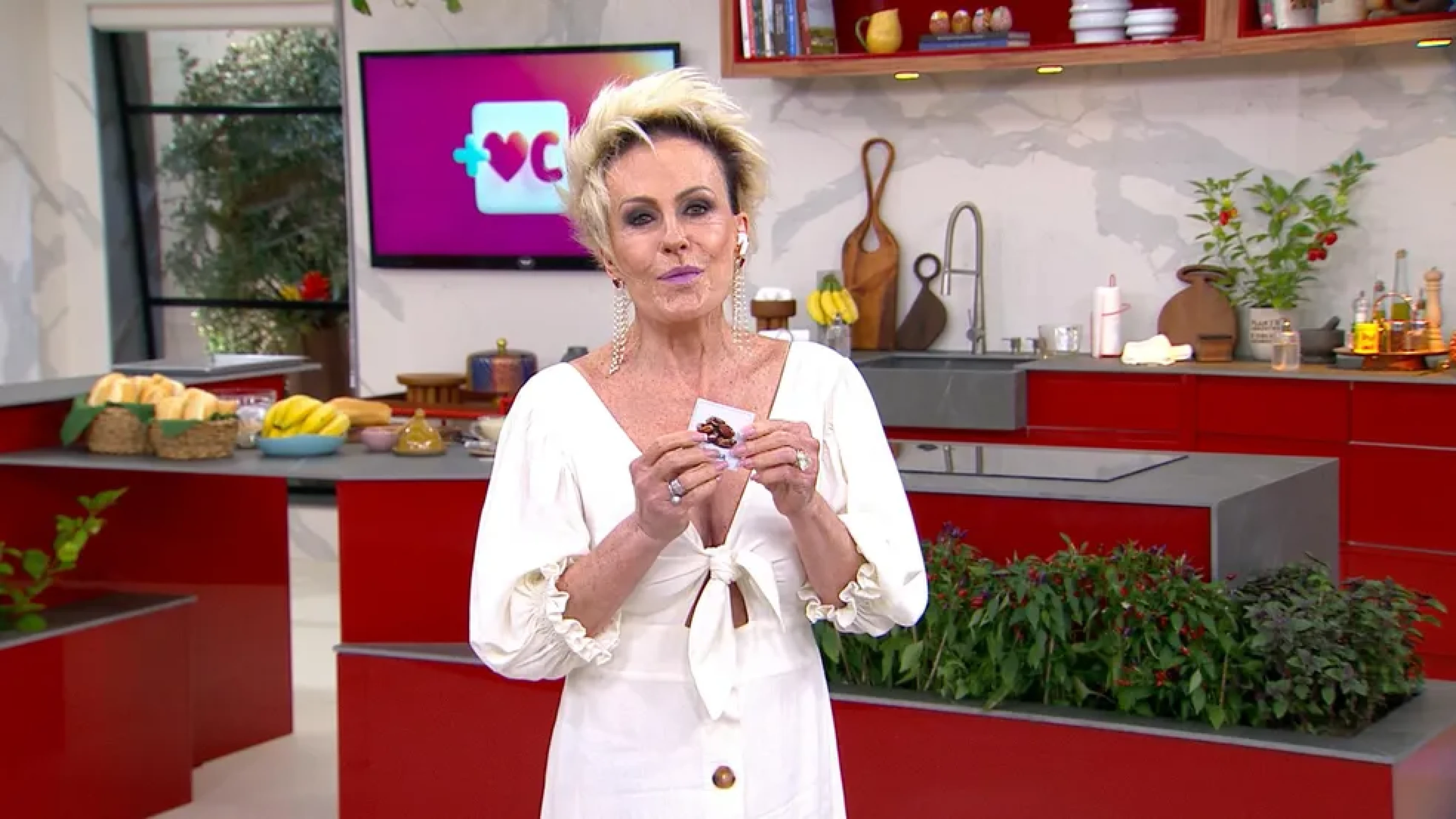 Ana Maria Braga revela promessa e corta fruta por um ano