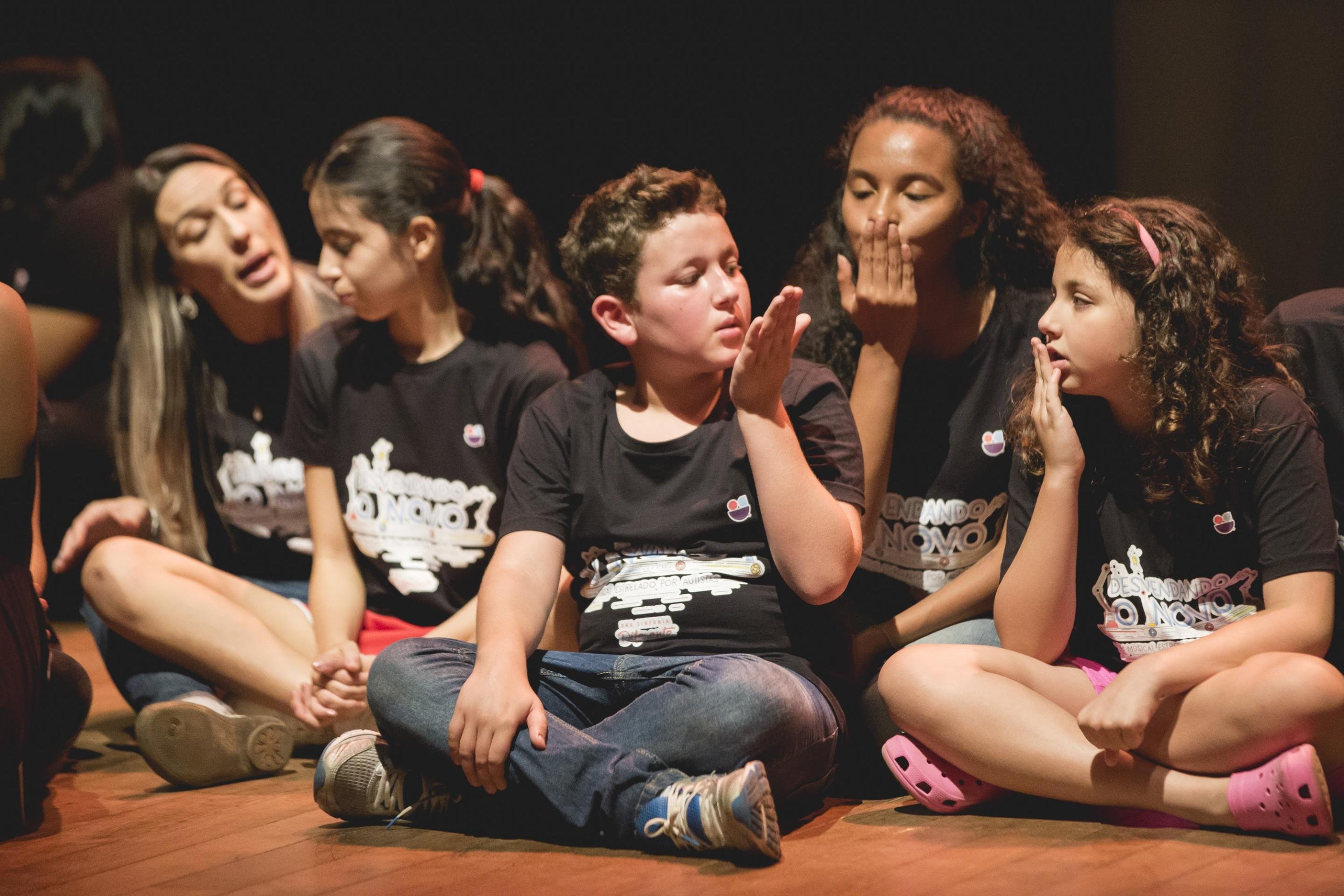 Na iniciativa, crian&ccedil;as aprendem a se desenvolver em sociedade de forma divertida- Projeto: Uma Sinfonia Diferente