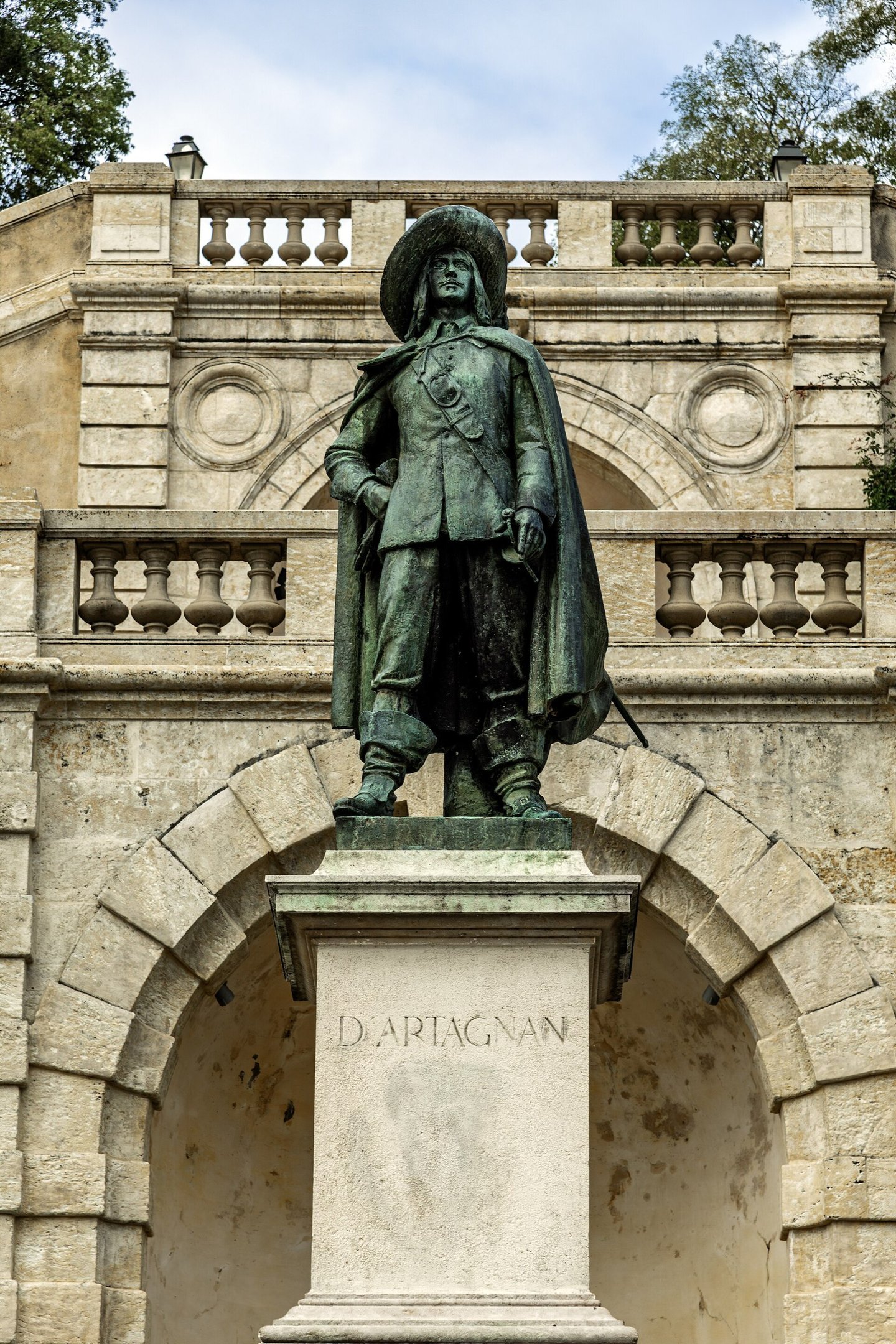 Pesquisadores investigam se esqueleto encontrado sob igreja é de D'Artagnan