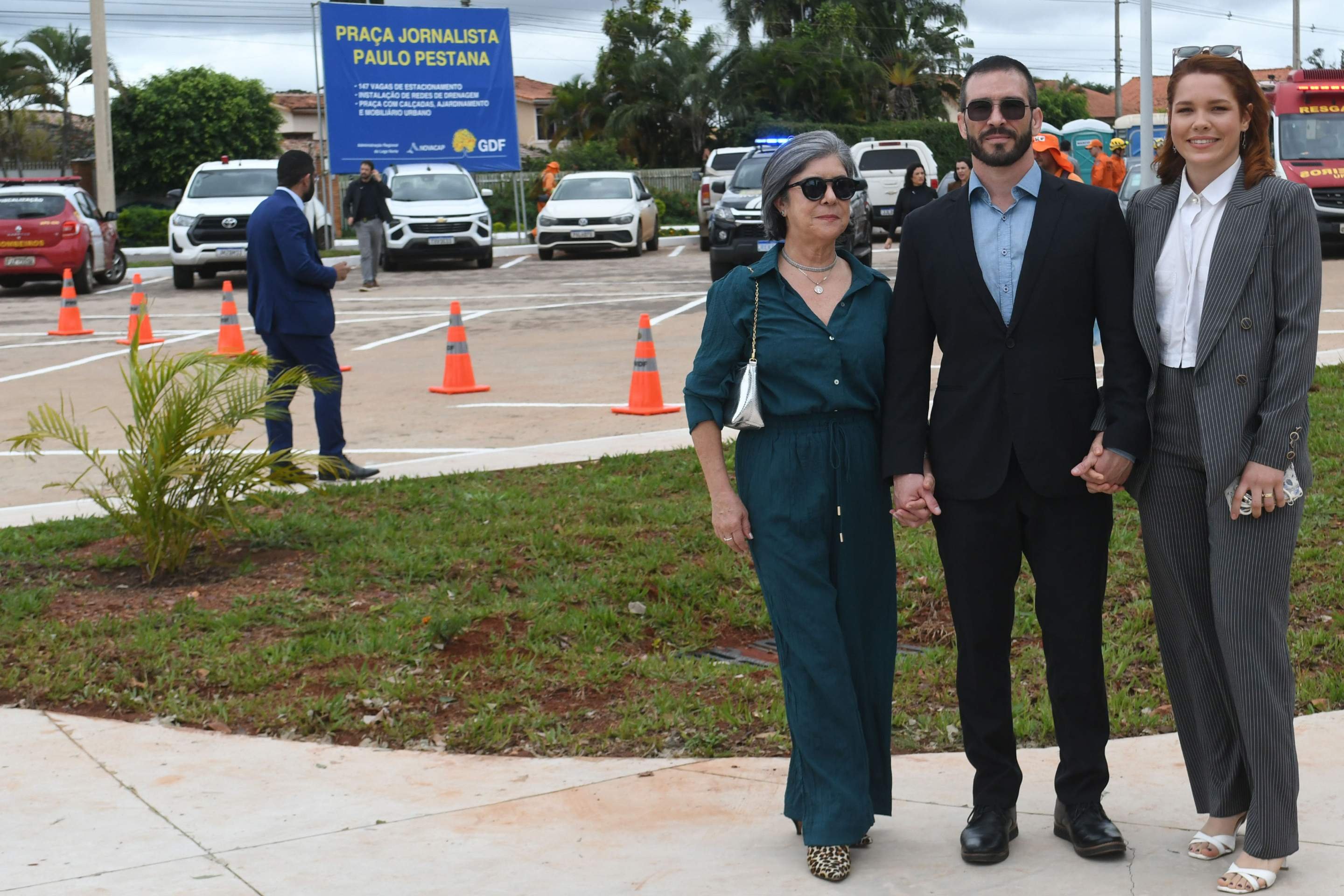  25/03/2026 Cr&eacute;dito: Marcelo Ferreira/CB/D.A Press. Brasil. Bras&iacute;lia - DF - QL 09 Lago Norte, Inaugura&ccedil;&atilde;o da Pra&ccedil;a Jornalista Paulo Pestana. Zelinda Pestana (viuva de Paulo Pestana) com o filho e nora Paulo e Yasmin.