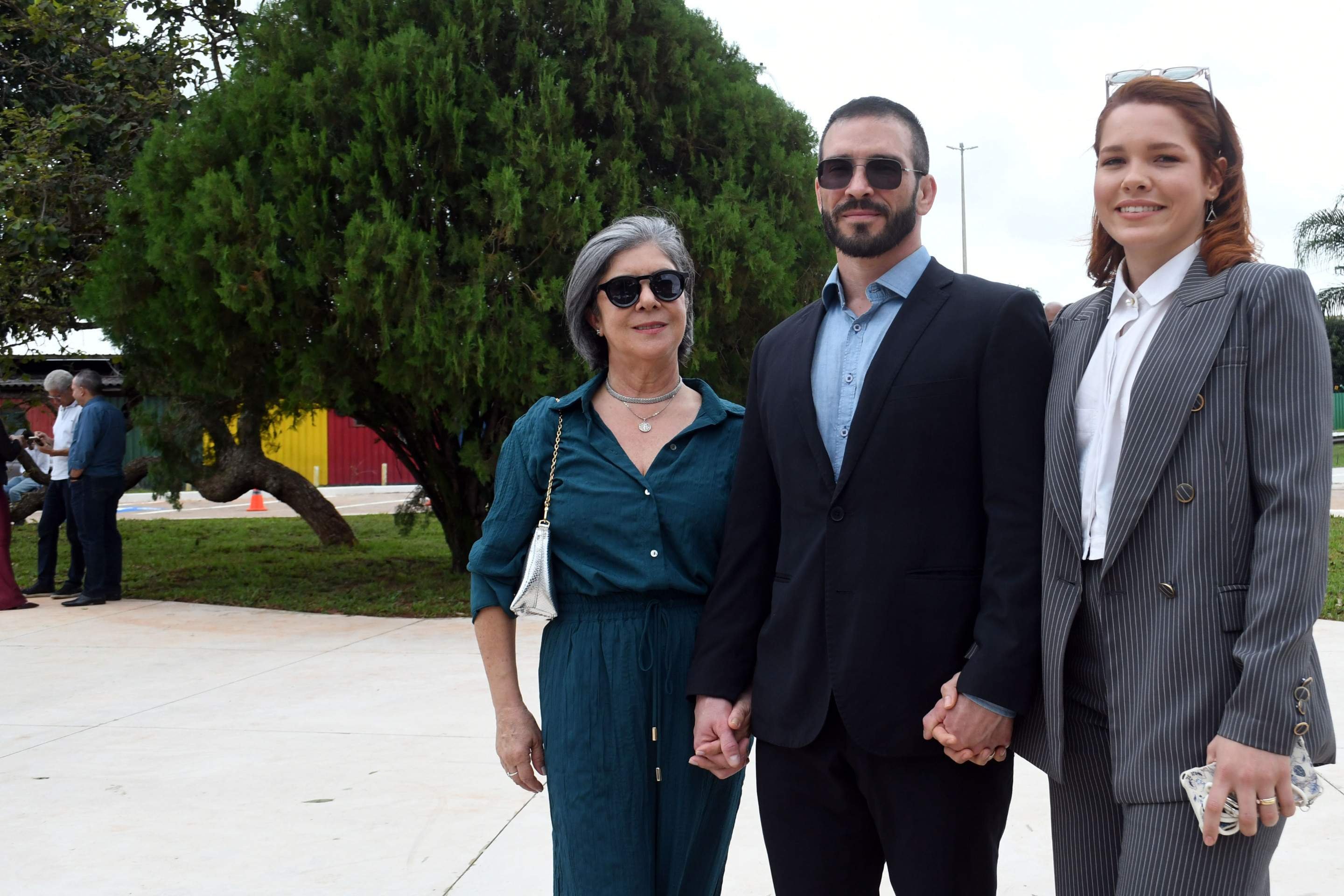  25/03/2026 Cr&eacute;dito: Marcelo Ferreira/CB/D.A Press. Brasil. Bras&iacute;lia - DF - QL 09 Lago Norte, Inaugura&ccedil;&atilde;o da Pra&ccedil;a Jornalista Paulo Pestana. Zelinda Pestana (viuva de Paulo Pestana) com o filho e nora Paulo e Yasmin.