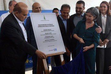 Ibaneis inaugurou a praça ao lado de Zelinda Pestana, viúva do jornalista -  (crédito:  Marcelo Ferreira/CB/D.A Press)
