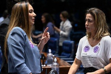 Ana Paula Lobato, autora, e Soraya Thronicke, relatora, refor&ccedil;am a luta pela igualdade de g&ecirc;nero durante debate sobre a criminaliza&ccedil;&atilde;o da misoginia -  (crédito: Carlos Moura/Ag&ecirc;ncia Senado)
