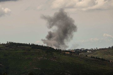 Fumaça sobe após um ataque aéreo israelense contra a vila de Arnoun, na região de Marjeyoun, no sul do Líbano, em 25 de março de 2026       -  (crédito: AFP)