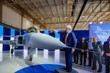 Fruto da parceria entre a Embraer e a sueca Saab, o Gripen foi exibido na Unidade Gavião Peixoto do Aeródromo Embraer, em São Paulo - (crédito: Ricardo Stuckert / PR) Fruto da parceria entre a Embraer e a sueca Saab, o Gripen foi exibido na Unidade Gavião Peixoto do Aeródromo Embraer, em São Paulo - (crédito: Ricardo Stuckert / PR)