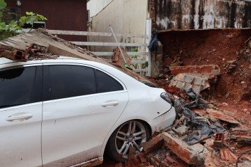 Força da chuva derrubou um muro de 6 metros de altura sobre um carro estacionado na garagem em Vicente Pires -  (crédito:  Bruna Gaston CB/DA Press)