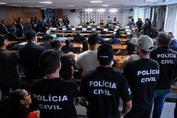 Policiais civis acompanham votação do relatório na Comissão Mista do Congresso -  (crédito: Carlos Moura/Agência Senado)