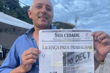 Adier mostra página do Correio Braziliense: começo -  (crédito: Davi Cruz/CB/D.A Press)