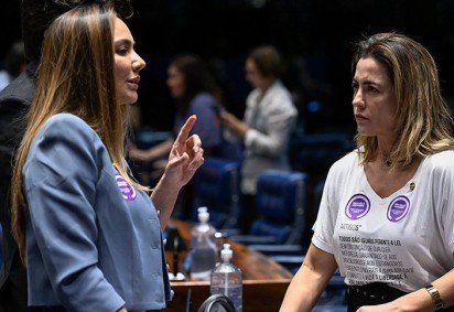 Ana Paula Lobato, autora, e Soraya Thronicke, relatora, refor&ccedil;am a luta pela igualdade de g&ecirc;nero durante debate sobre a criminaliza&ccedil;&atilde;o da misoginia -  (crédito: Carlos Moura/Ag&ecirc;ncia Senado)