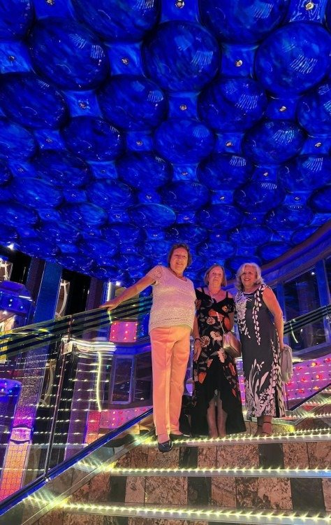 Elo&aacute; Menezes de Santana com amigas em cruzeiro 