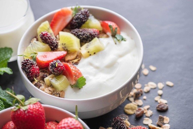 Tigela de granola de aveia com iogurte, amoras frescas, morangos, kiwi, hortelã e nozes - (crédito: Freepik) Tigela de granola de aveia com iogurte, amoras frescas, morangos, kiwi, hortelã e nozes - (crédito: Freepik)