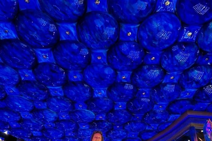 Elo&aacute; Menezes de Santana (centro) com amigas em cruzeiro 