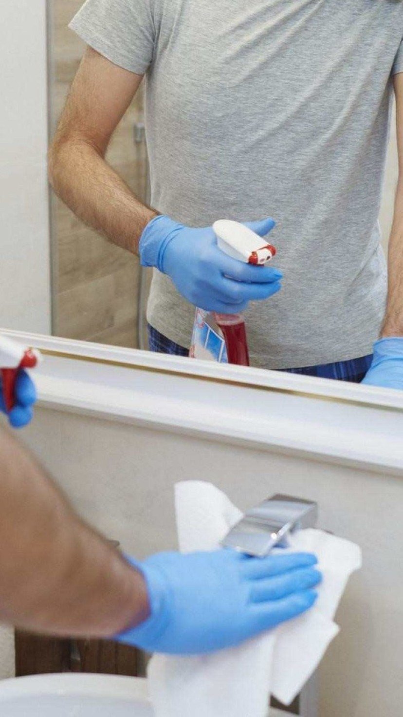 Mesmo em locais limpos, a combinação de umidade, calor e resíduos orgânicos atrai insetos como baratas e moscas de banheiro
     -  (crédito:  Anna Bizon/Freepik                    )