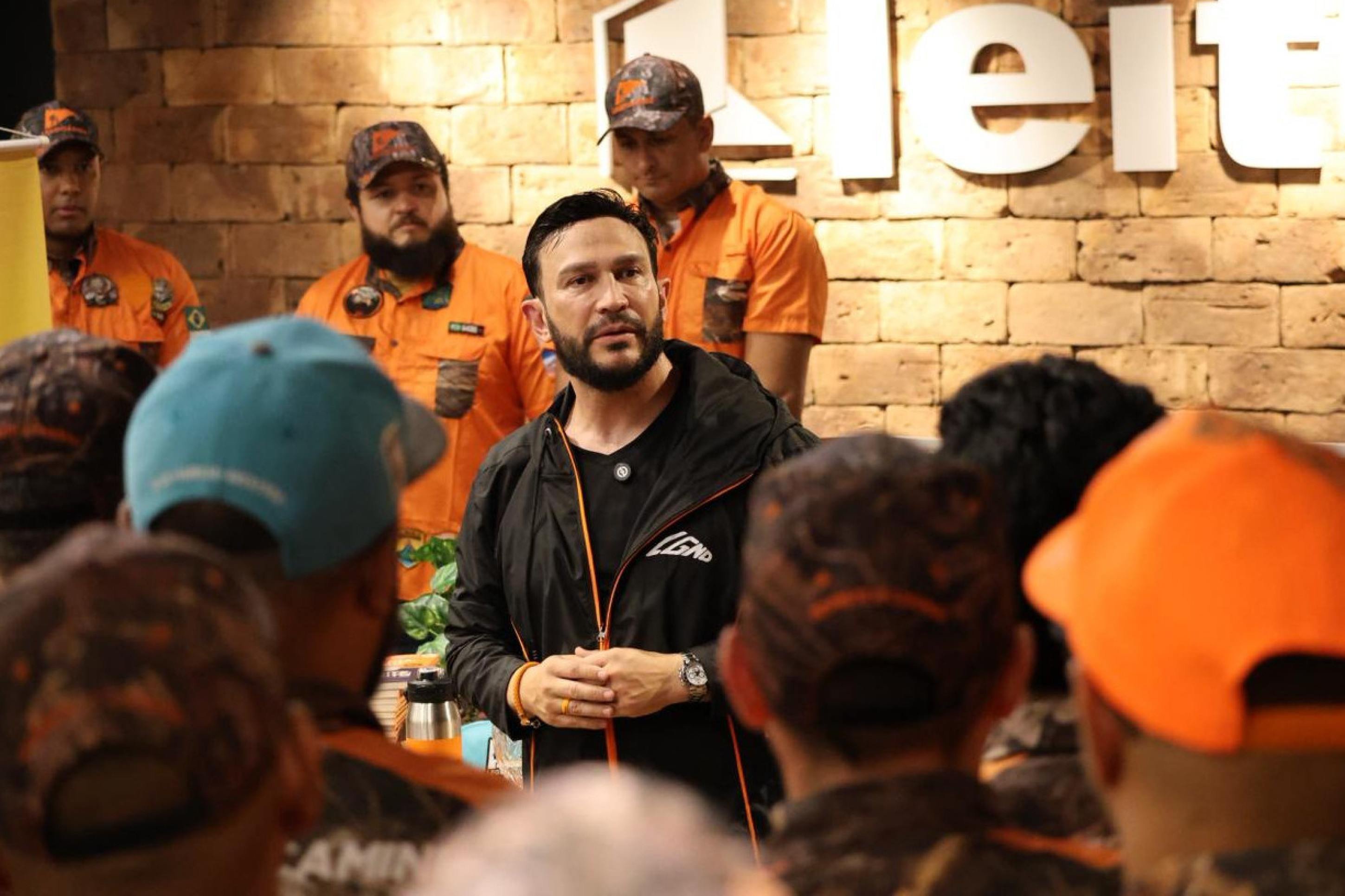 Chepe Putzu lota sessão de autógrafos em Brasília e consolida sucesso do novo livro