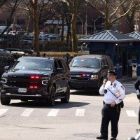 Comboio com Maduro e Cilia Flores deixa o prédio da Corte Federal, em Manhattan, depois da apresentação ante o magistrado -  (crédito: Charly Triballeau/AFP)