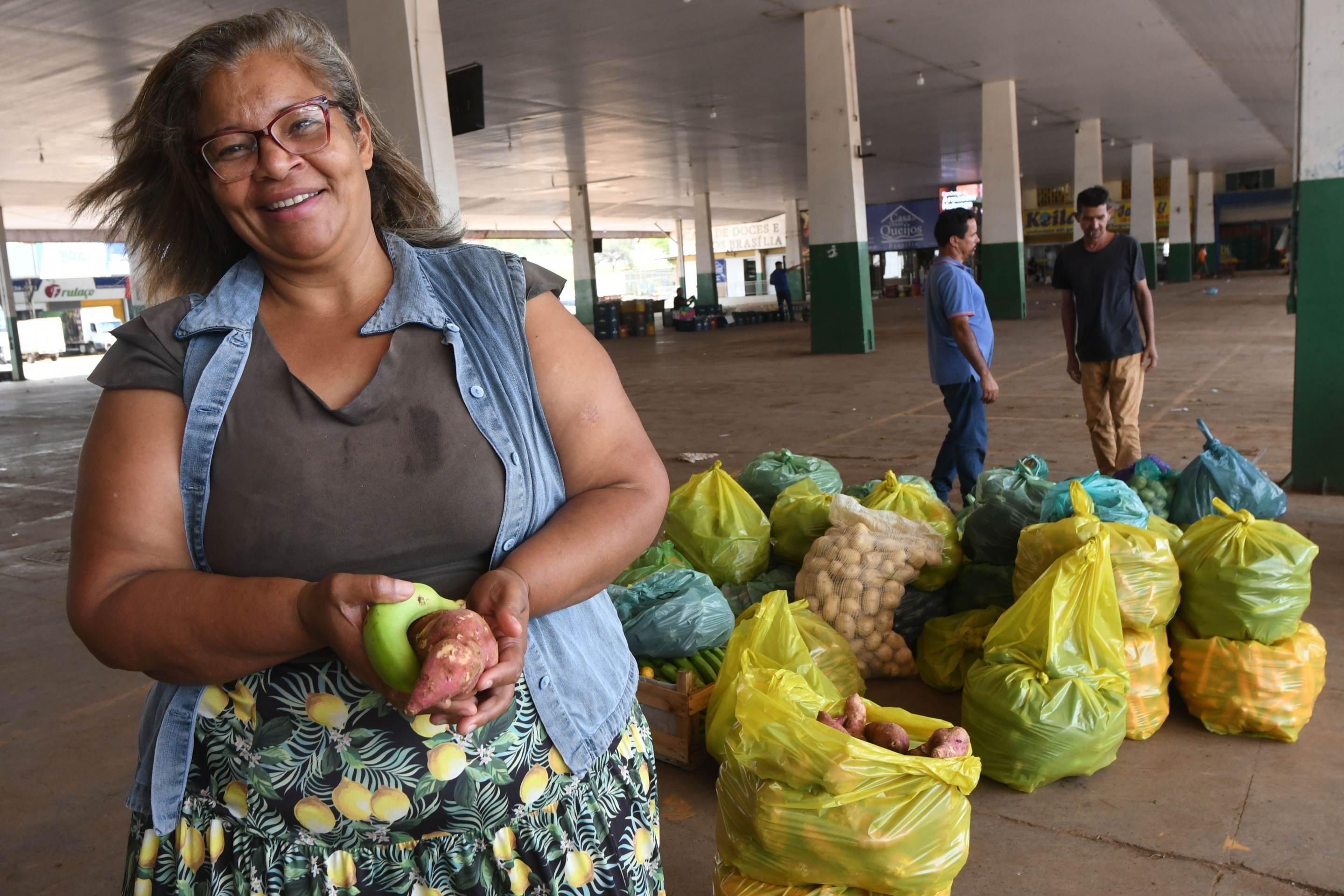  26/03/2026 Cr&eacute;dito: Marcelo Ferreira/CB/D.A Press. Brasil. Bras&iacute;lia - DF -  Ceasa Bras&iacute;lia. Mat&eacute;ria sobre econ&ocirc;mia e disperd&iacute;cio. L&eacute;a Lima da Silva, recebe produtos que s&atilde;o sobras na Ceasa.