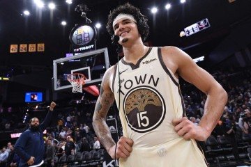 Gui Santos virou o centro das atenções ao término da partida no Chase Center no triunfo contra o Brooklyn Nets pela temporada regular da NBA - (crédito: Noah Graham/Getty Images via AFP) Gui Santos virou o centro das atenções ao término da partida no Chase Center no triunfo contra o Brooklyn Nets pela temporada regular da NBA - (crédito: Noah Graham/Getty Images via AFP)