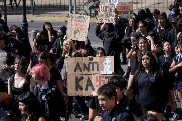 Estudantes marcham em protesto contra o governo do presidente José Antonio Kast, em Santiago, neste dia 26 de março de 2026       -  (crédito: RODRIGO ARANGUA / AFP)
