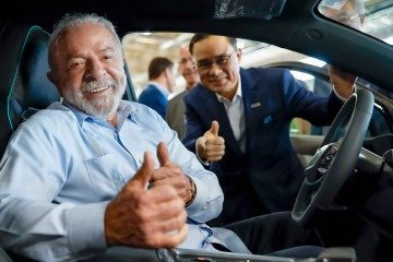 Em seu discurso, Lula se dirigiu ao presidente do conselho da Changan, Zhu Huarong. Nova linha de montagem é parceria entre Caoa e a companhia chinesa - (crédito: Ricardo Stuckert/PR) Em seu discurso, Lula se dirigiu ao presidente do conselho da Changan, Zhu Huarong. Nova linha de montagem é parceria entre Caoa e a companhia chinesa - (crédito: Ricardo Stuckert/PR)