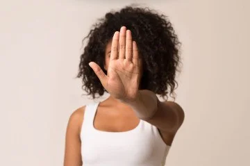  A portaria conjunta dos ministérios da Educação e das Mulheres, estabelece diretrizes para que a violência contra mulher seja trabalhado de forma contínua e adequada à faixa etária dos estudantes. -  (crédito: Reprodução/Canva)