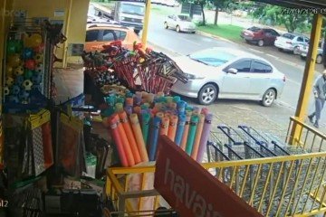 As câmeras registraram o idoso caminhando na calçada momentos antes de ser atropelado. A menina conduzia um Picasso cinza - (crédito: Material cedido ao Correio/@nacidadenews24h) As câmeras registraram o idoso caminhando na calçada momentos antes de ser atropelado. A menina conduzia um Picasso cinza - (crédito: Material cedido ao Correio/@nacidadenews24h)