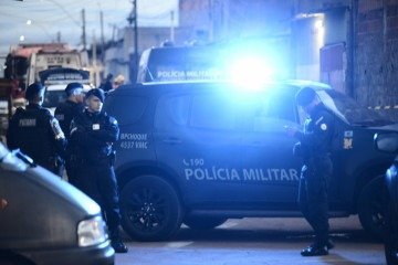 Homem em surto mant&eacute;m mulher e crian&ccedil;a em resid&ecirc;ncia. Pol&iacute;cia Militar cerca rua no Itapo&atilde; -  (crédito: Minervino J&uacute;nior/CB/DA Press)