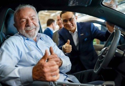 Em seu discurso, Lula se dirigiu ao presidente do conselho da Changan, Zhu Huarong. Nova linha de montagem é parceria entre Caoa e a companhia chinesa -  (crédito: Ricardo Stuckert/PR) -Em seu discurso, Lula se dirigiu ao presidente do conselho da Changan, Zhu Huarong. Nova linha de montagem é parceria entre Caoa e a companhia chinesa -  (crédito: Ricardo Stuckert/PR)
